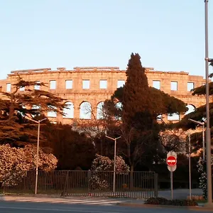 In Center , Pola Croazia
